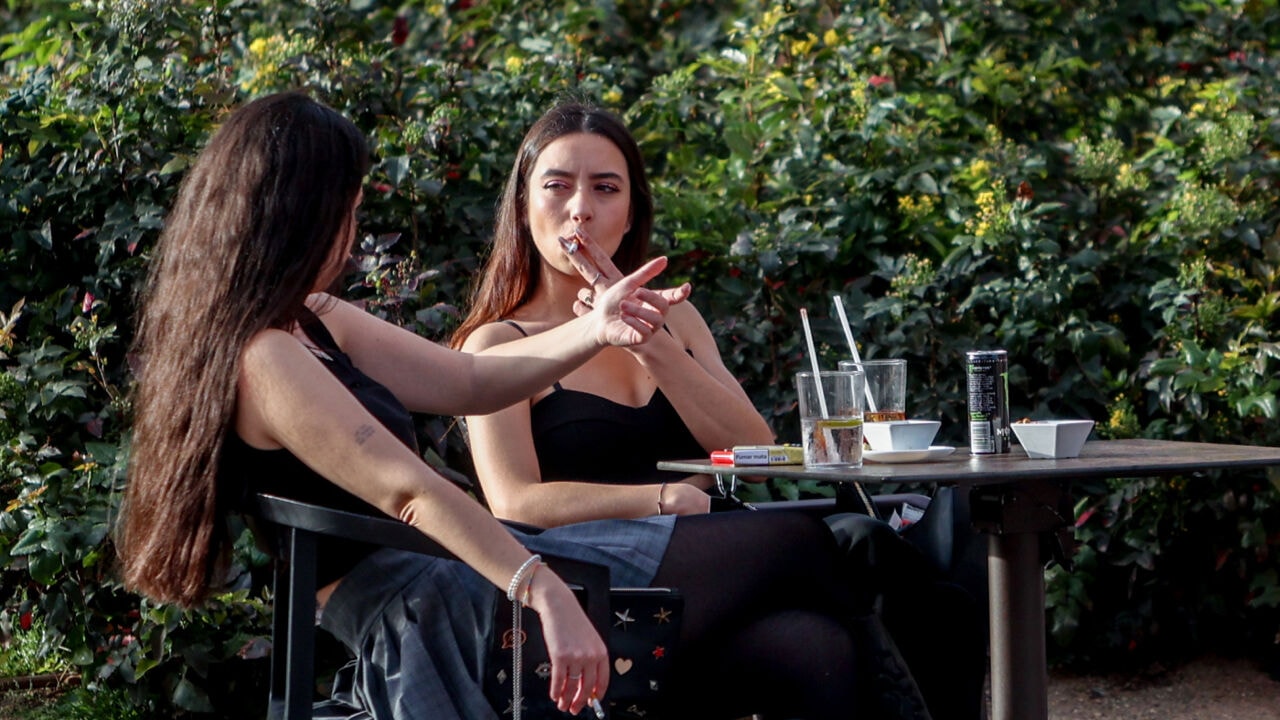 Horeca krijgt meer tijd: rookverbod op terrassen uitgesteld na kritiek Raad van State