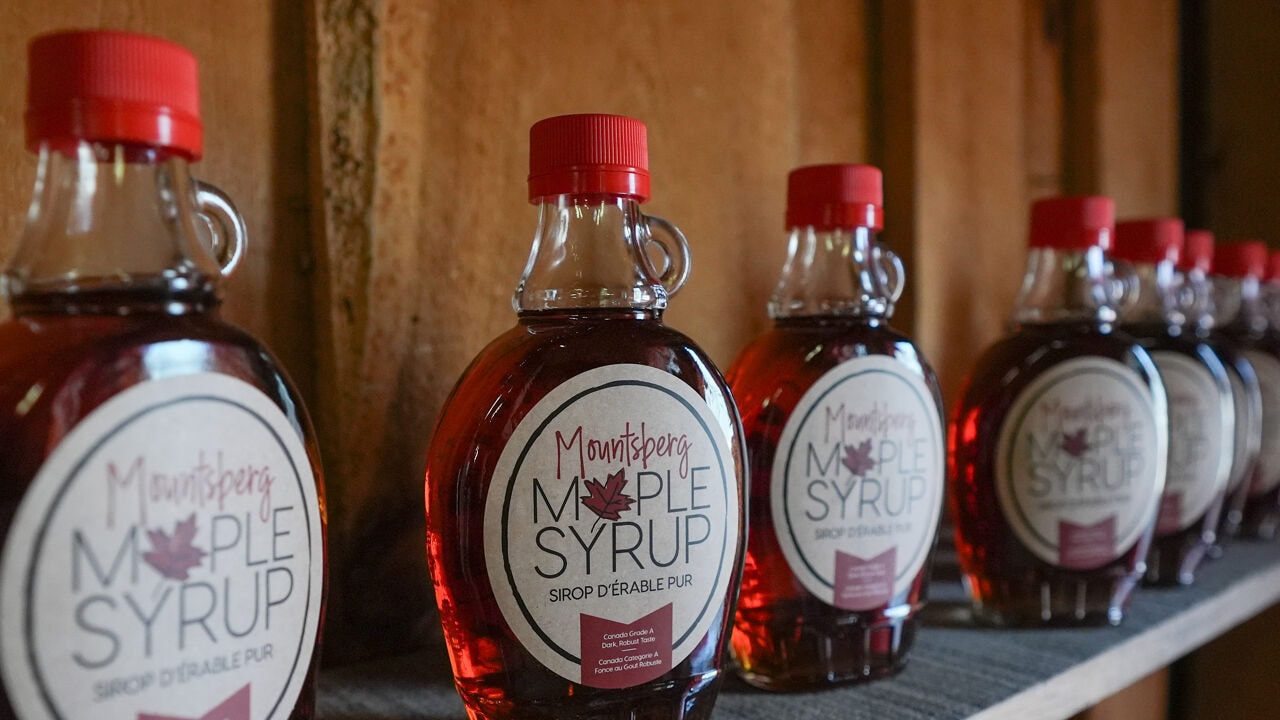 Ooit goed voor 218.000 vaten, nu bijna leeg: wat is er aan de hand met Canada's noodvoorraad maple syrup?
