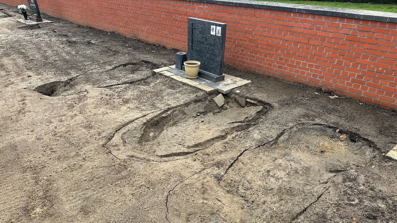 Bezoekers zakken weg in modder op begraafplaats Paal na ontruiming van 978 graven: "Schandalig"