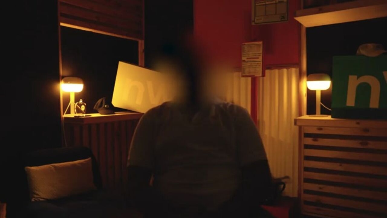 Buschauffeur geeft aan VRT NWS toe gsm te gebruiken achter het stuur: "Ik ben niet bang om betrapt te worden"